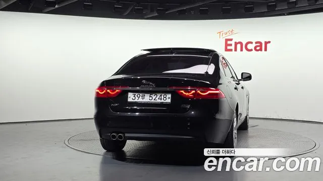 Jaguar XF 2017 thumb 10