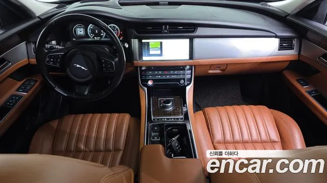 Jaguar XF 2017 thumb 6