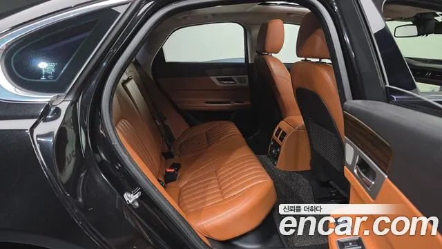 Jaguar XF 2017 thumb 8