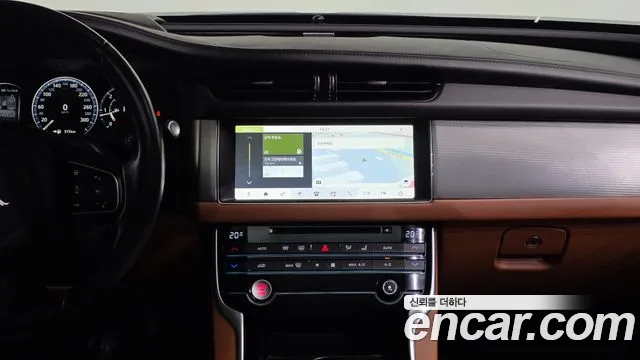 Jaguar XF 2017 thumb 2