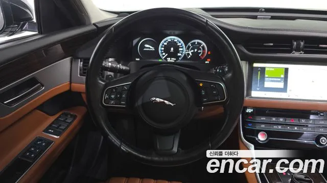 Jaguar XF 2017 thumb 3