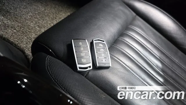 Genesis G90 2017 thumb 8