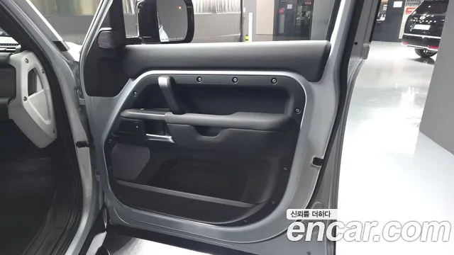 Land Rover Defender 2021 thumb 12