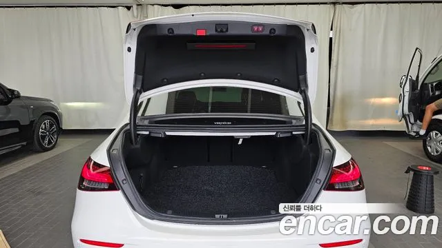 Mercedes-Benz E-Class 2020 thumb 11