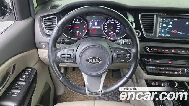 Kia Carnival 2015 thumb 11
