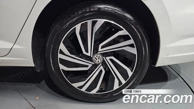Volkswagen Jetta 2021 thumb 2