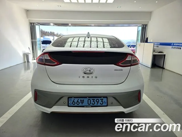 Hyundai Ioniq Electric 2016 thumb 11