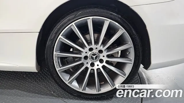 Mercedes-Benz C-Class 2019 thumb 11