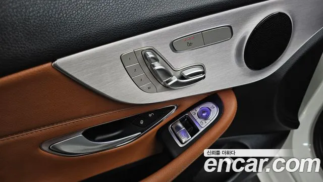 Mercedes-Benz C-Class 2019 thumb 12