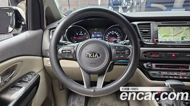 Kia Carnival 2016 thumb 10