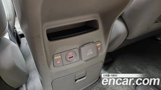 Kia Carnival 2016 thumb 12