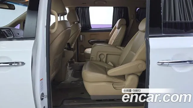 Kia Carnival 2015 thumb 10