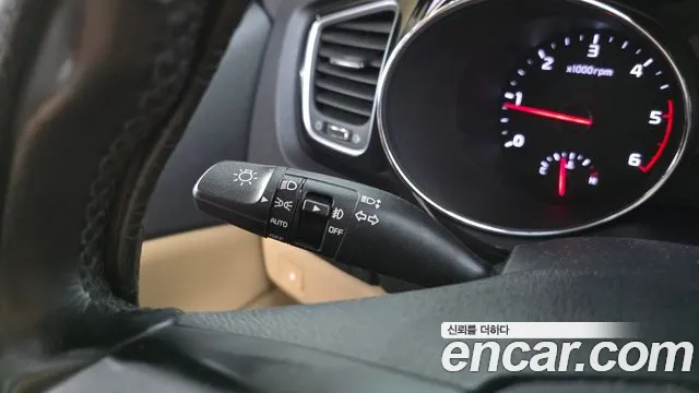 Kia Carnival 2015 thumb 8