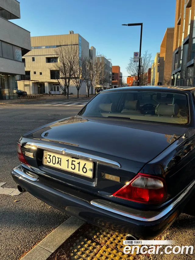 Jaguar XJ-8 1998 thumb 3