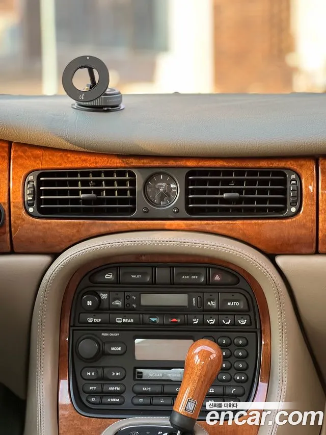 Jaguar XJ-8 1998 thumb 5