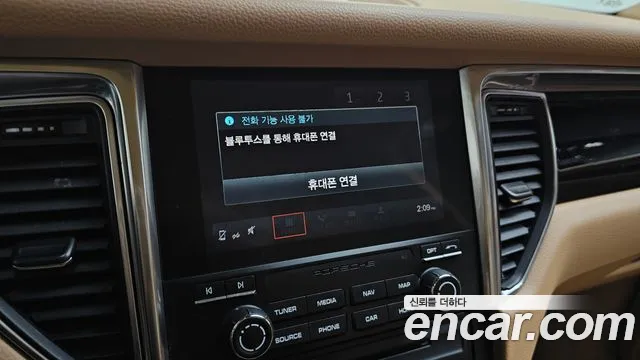 Porsche Macan 2017 thumb 10