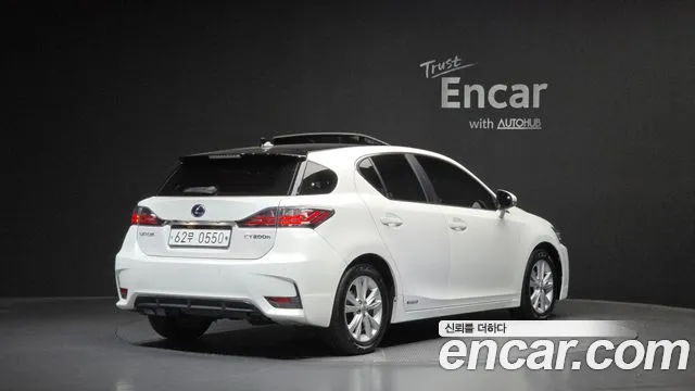 Lexus CT200h 2015 thumb 12