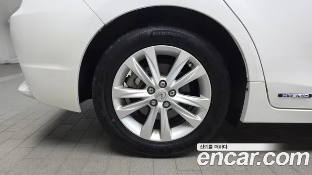 Lexus CT200h 2015 thumb 2