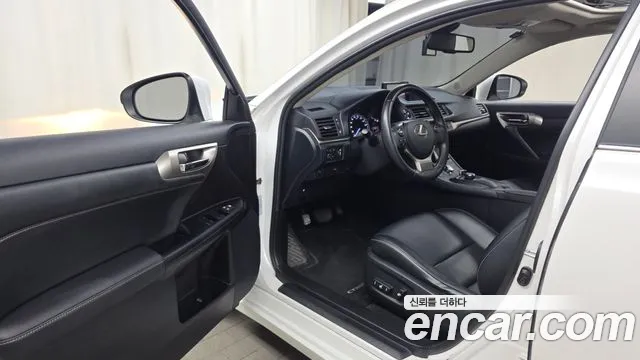 Lexus CT200h 2015 thumb 10