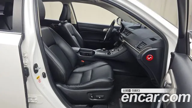 Lexus CT200h 2015 thumb 5