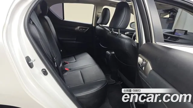 Lexus CT200h 2015 thumb 9