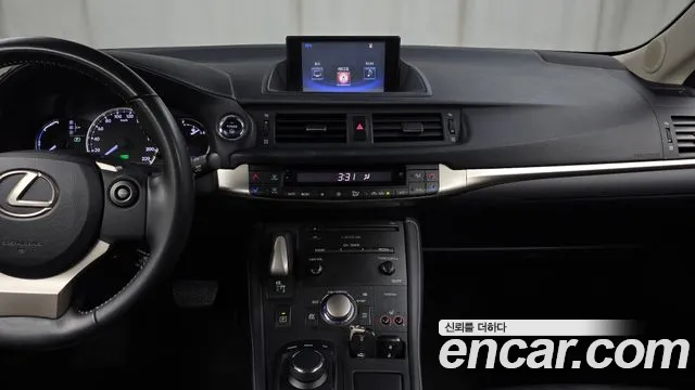 Lexus CT200h 2015 thumb 6