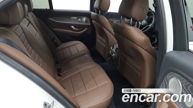 Mercedes-Benz E-Class 2022 thumb 10