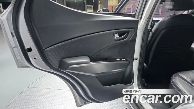 KGM Tivoli Air 2016 thumb 11