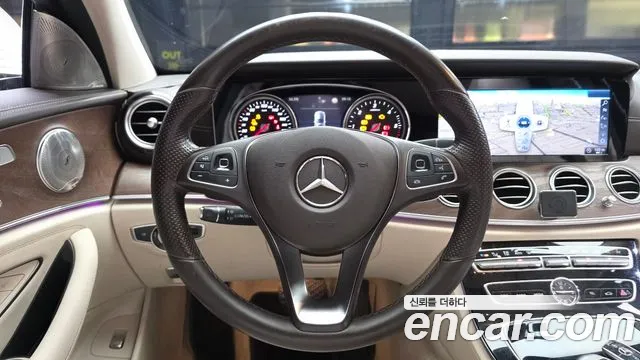 Mercedes-Benz E-Class 2016 thumb 10
