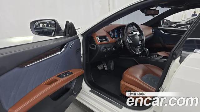 Maserati Ghibli 2019 thumb 10