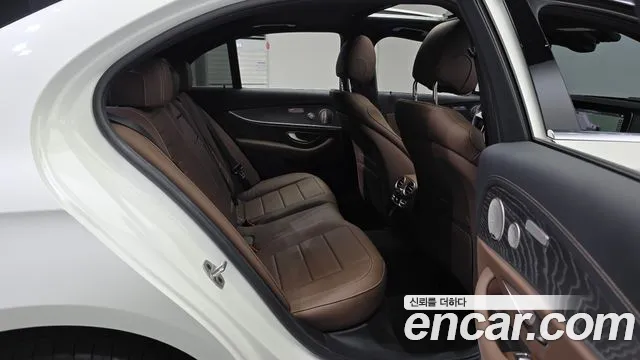 Mercedes-Benz E-Class 2023 thumb 9
