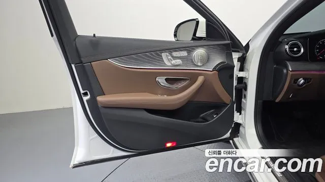 Mercedes-Benz E-Class 2023 thumb 11