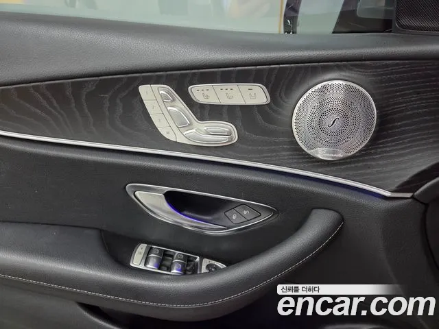 Mercedes-Benz E-Class 2018 thumb 9