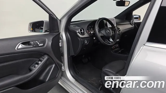 Mercedes-Benz B-Class 2015 thumb 10