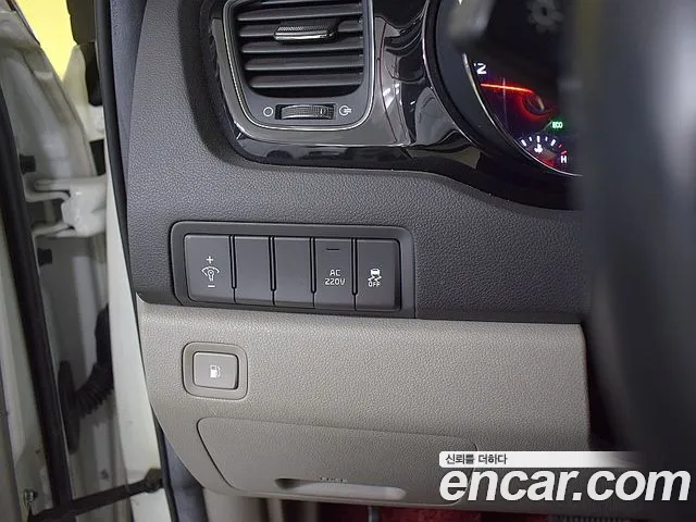 Kia Carnival 2015 thumb 12