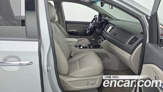 Kia Carnival 2019 thumb 12