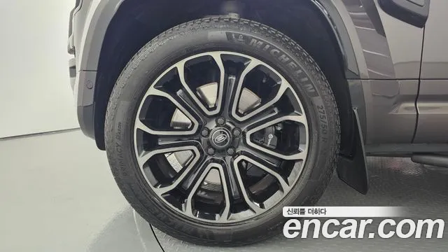Land Rover Defender 2025 thumb 3