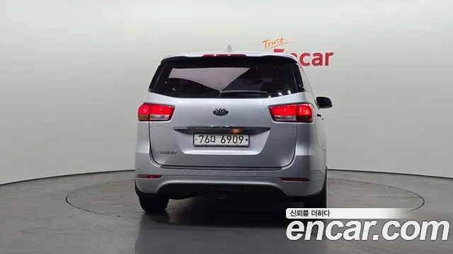 Kia Carnival 2017 thumb 10
