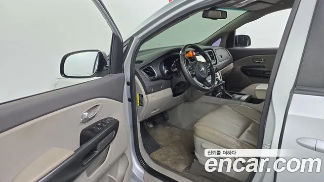 Kia Carnival 2017 thumb 5