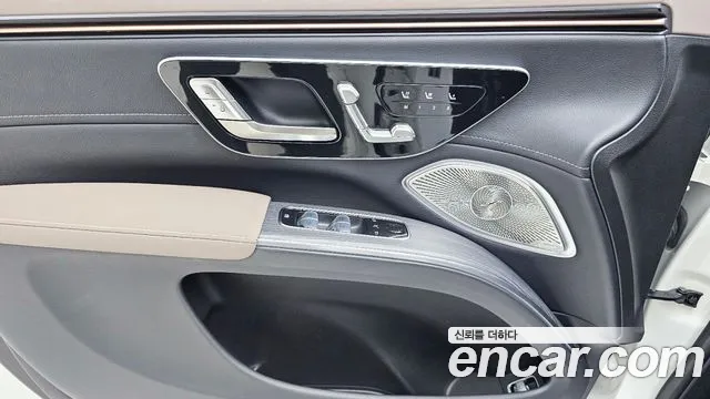 Mercedes-Benz EQS SUV 2024 thumb 3