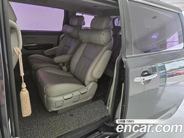 Kia Carnival 2015 thumb 12
