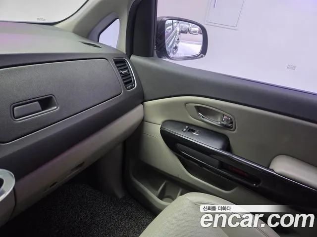 Kia Carnival 2015 thumb 9