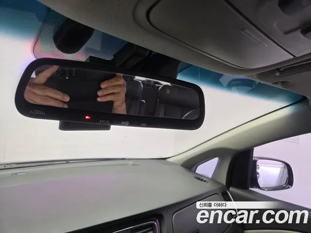 Kia Carnival 2015 thumb 6