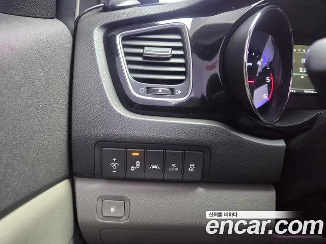 Kia Carnival 2015 thumb 10