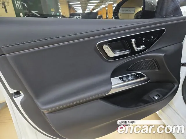Mercedes-Benz E-Class 2025 thumb 4