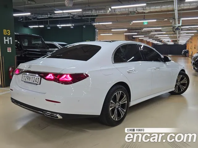 Mercedes-Benz E-Class 2025 thumb 11