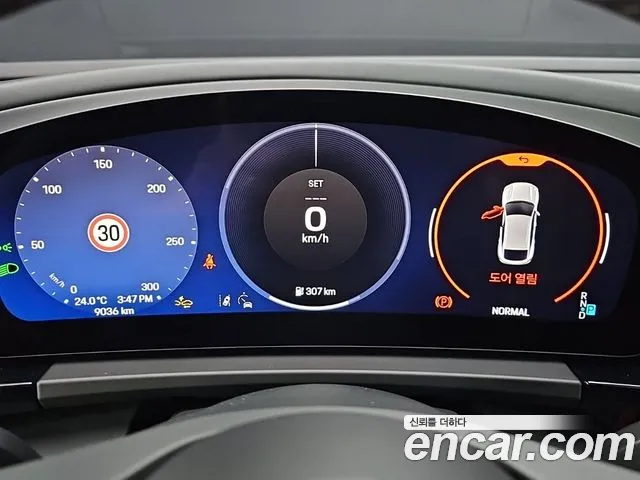 Porsche Macan EV 2025 thumb 2