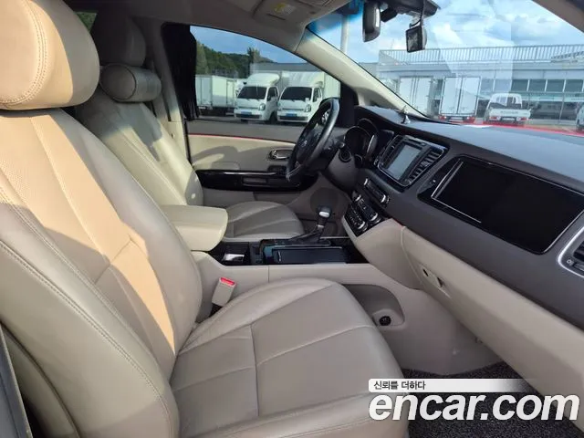 Kia Carnival 2017 thumb 8