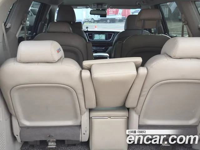 Kia Carnival 2017 thumb 10