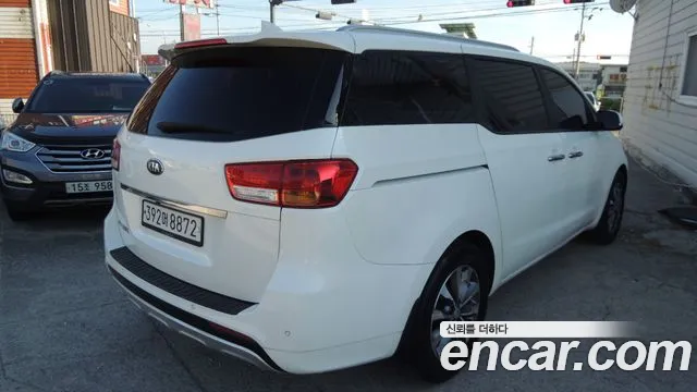 Kia Carnival 2016 thumb 10